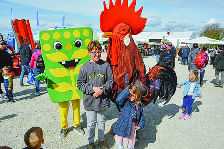 Klasko in petelin Jernej med obsikovalci